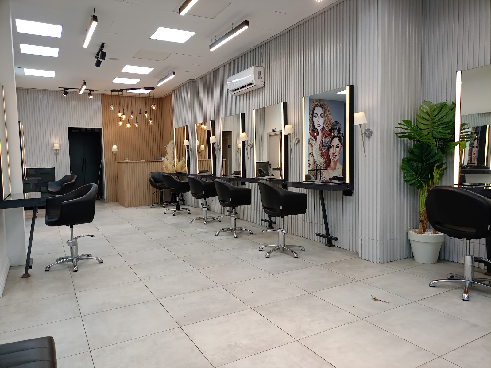 Can çekiç Emre çekiç hair&makeup studio